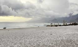Antalya 15 dakikada kışı yaşadı, Konyaaltı Sahili beyaza büründü