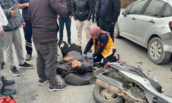 Başakşehir'de motosiklet üzerinde tartışırken önlerindeki otomobile çarptılar: 2 yaralı