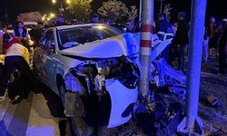 Batman'da otomobil trafik ışığı direğine çarptı: 3 yaralı