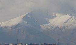 Van'ı çevreleyen dağların zirvesi beyaza büründü