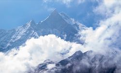 Everest Dağı'nda kar fırtınası nedeniyle mahsur kalan yüzlerce kişi için kurtarma çalışmaları sürüyor