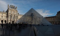 Fransa'da Louvre Müzesi'nden tarihi eser çalan hırsızlar aranıyor