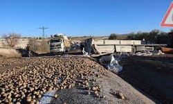 Nevşehir’de patates yüklü tır devrilmesi trafiği kapadı