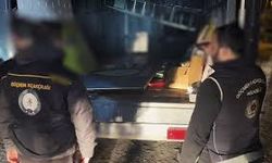 Bitlis'te kamyonet kasasındaki gizli bölmede 12 düzensiz göçmen yakalandı