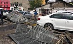 Ağrı’da şiddetli rüzgarın etkisiyle çatılar uçtu