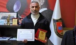 Kars'ta rahatsızlanan yolcuyu güzergahını değiştirerek hastaneye yetiştiren şoföre teşekkür plaketi verildi