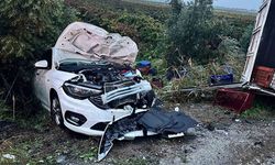 Manisa'da kamyonet ile otomobil çarpışması sonucu 2 kişi öldü, 3 kişi yaralandı