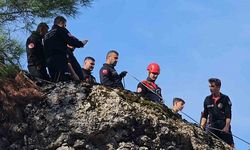 Balıkesir'de kayalıklarda mahsur kalan 2 kişi ekipler tarafından kurtarıldı