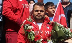 Dünya şampiyonu para halterci Abdullah Kayapınar, Sivas'ta davul zurnayla karşılandı
