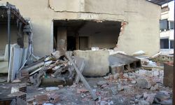 Küçükçekmece'de termosifon patlayan evin duvarları yıkıldı