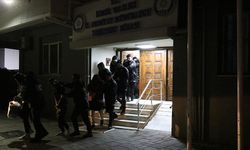 İzmir merkezli 7 ilde siber dolandırıcılık operasyonunda yakalanan 9 şüpheli tutuklandı