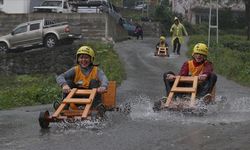 Rize'de tahta arabalar yağmura rağmen yarıştı