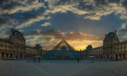 Fransa'da soygunun yaşandığı Louvre Müzesi kapılarını ziyaretçilere yeniden açtı
