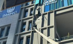 Şişli'de inşaat alanındaki vinç öğrenci yurduna devrildi