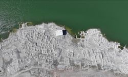 Su seviyesi düşen barajda eski köy gün yüzüne çıktı, balık kafesleri toprağa yapıştı