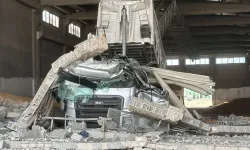 Gaziantep'te park halindeki tırın üzerine fabrika duvarı devrildi