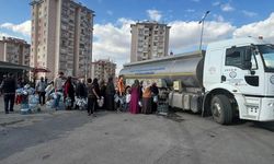 Ankara'da su kesintileri devam ediyor: Vatandaşlar ellerinde bidon ile kuyruk oluşturdu