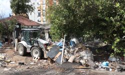 Antalya'da 8 müstakil evden tonlarca çöp çıkarıldı