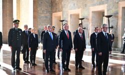 İngiltere Başbakanı Starmer, Anıtkabir'i ziyaret etti