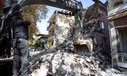 Sındırgı'da enkaz kaldırma ve hasar tespit çalışmaları sürüyor