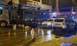 Adana'da seyir halindeki kamyonun kasası alev aldı