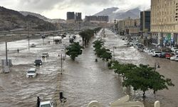 Mekke'nin güneyinde dünden beri devam eden yağışlar sele neden oldu