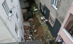 Arnavutköy'de iki bina arasındaki istinat duvarı çöktü