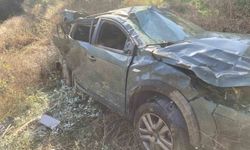 Uçuruma devrilen otomobilin kadın sürücüsü halat yardımıyla kurtarıldı