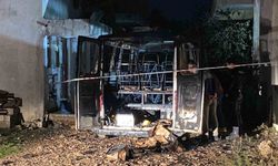 Antalya’da park halindeki minibüs alev alev yandı