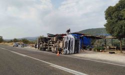 İstanbul’da virajı alamayan tır devrildi: Sürücü ağır yaralandı