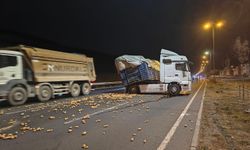 Kayseri’de rampada makaslayan tır yolu kapattı: Kilolarca patates yola döküldü