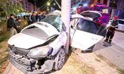 Otomobilin direğe çarpması sonucu 2 kişi ağır yaralandı