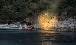 Karadan ulaşım olmayan koyda mahsur kalan düzensiz göçmenler kurtarıldı