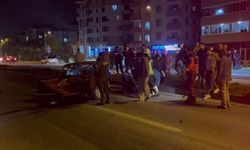 Bartın'da otomobil elektrik direğine çarptı: 1 yaralı