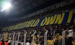 Fenerbahçe taraftarından, oyunculara Galatasaray maçını hatırlatan pankart