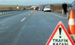 Kars-Ardahan kara yolu devrilen yem yüklü tır nedeniyle ulaşıma kapandı