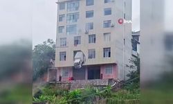 Çin’de binaya çarpan kamyon ikinci katta asılı kaldı