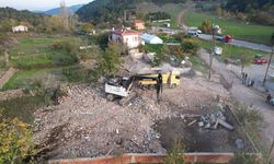 Sındırgı'da ağır hasarlı binaların yıkım çalışmaları sürüyor