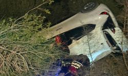 Adana'da uçuruma yuvarlanan otomobilin sürücüsü yaralandı