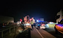 Çorum'da devrilen tırın sürücüsü yaralandı