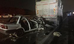 Gaziantep'te kamyon ile otomobilin çarpıştığı kazada 3 kişi öldü