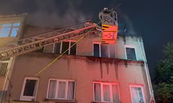 Fatih'te 3 katlı binanın çatısında çıkan yangın söndürüldü