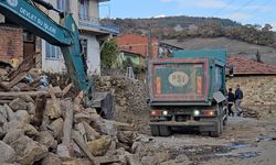 Sındırgı'da ağır hasarlı yapıların yıkımı sürüyor