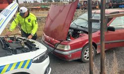 Kars'ta polis ekipleri, yolda kalan bir vatandaşın aracına akü takviyesi yaptı