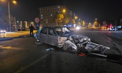 Çorum'da tırın çarptığı otomobilin sürücüsü yaralandı