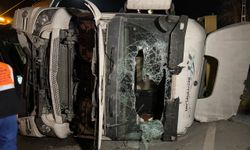 Eyüpsultan'da devrilen hafriyat kamyonunun sürücüsü yaralandı