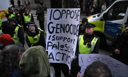 İngiltere'de yasaklı Palestine Action grubuna destek eyleminde onlarca kişi gözaltına alındı