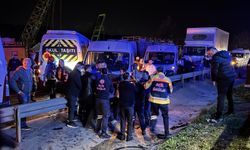 Bursa'da 4 servis minibüsü ile otomobilin karıştığı trafik kazasında 1 kişi öldü