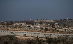İsrail yerle bir ettiği sınırdaki Lübnan köylerinin karşısına ördüğü duvarı genişletiyor