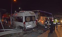 İzmir'de iki işçi servisinin çarpıştığı kazada 13 kişi yaralandı